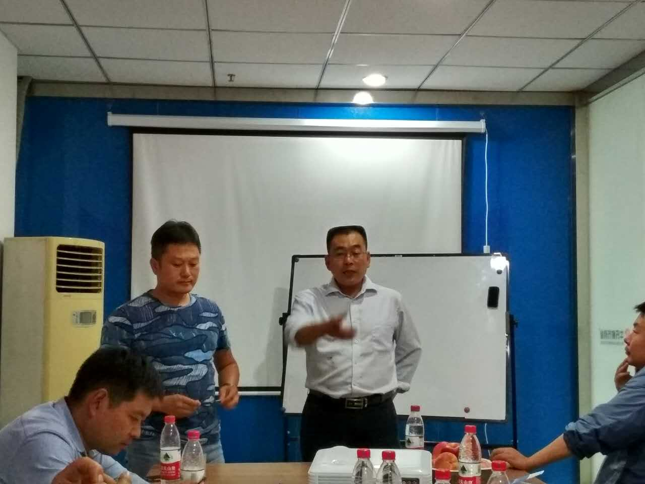 眾位修腳行業大伽齊聚牛氏家方藥業，共謀發展